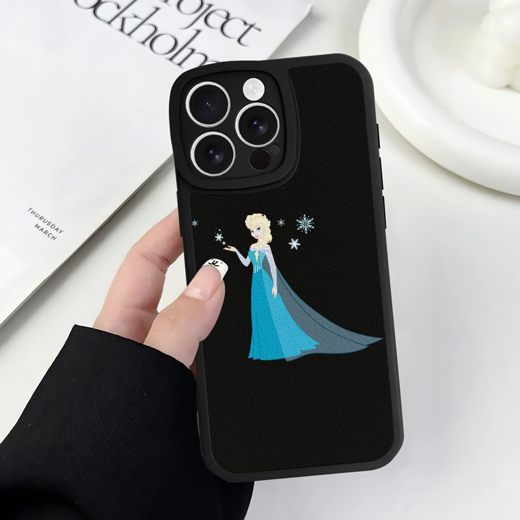 （画像用） アナと雪の女王 アンナ エルサ Frozen Anna Elsa 【iPhone 16シリーズ対応】シリコンスマホケース（レザー調） 材質：シリコン